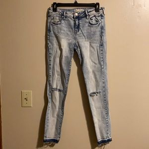 PacSun Bullhead Co. Mid Rise Skinniest Ankle- Light wash with tips in knees- 27